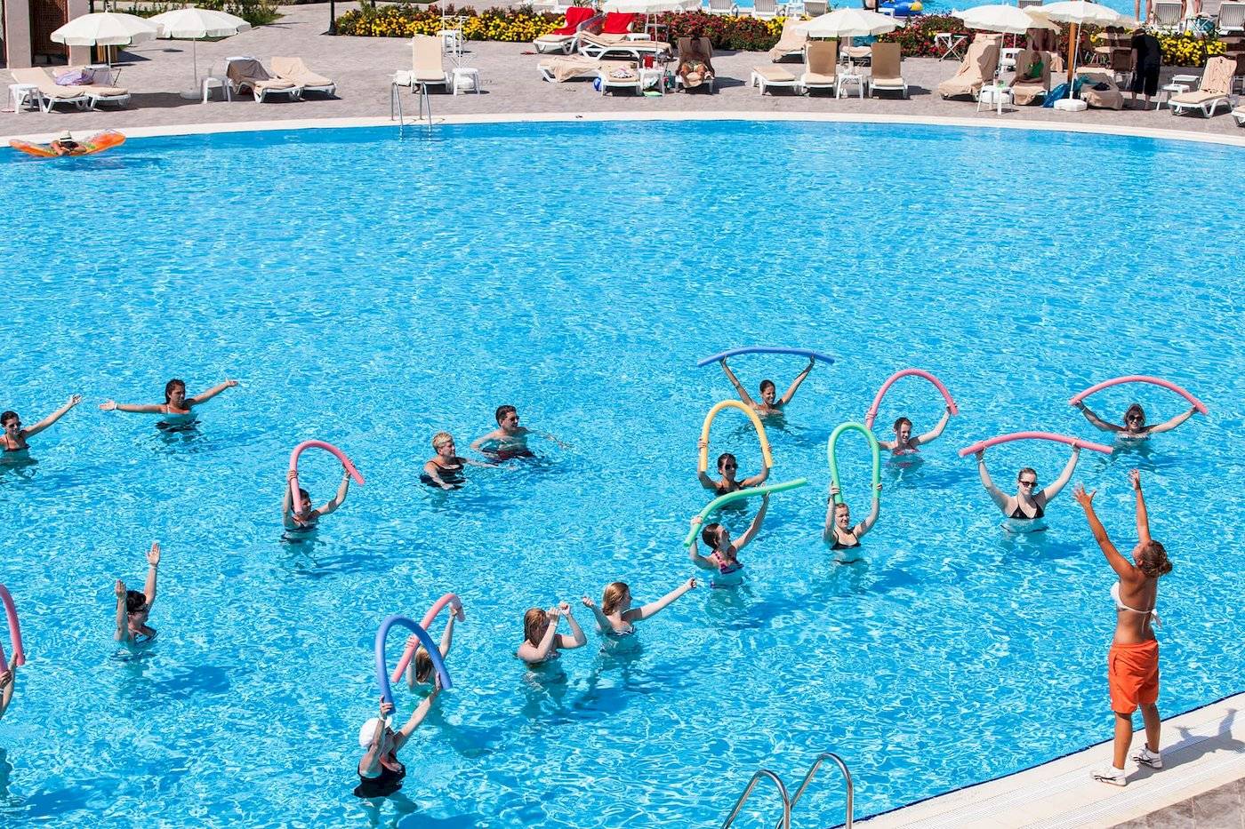Gruppe von Menschen, die Aqua-Gymnastik im Defne Defnem Hotel Pool machen.