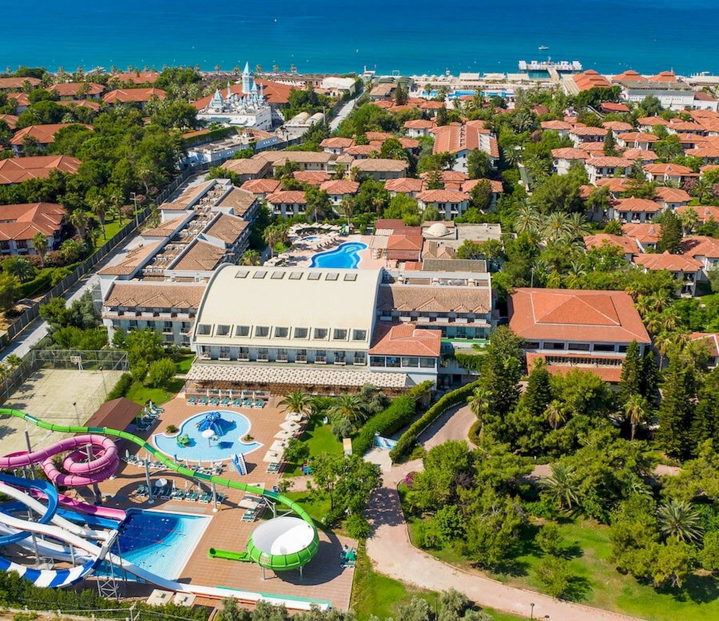 Luftaufnahme des Club Nena Hotels mit Pool und Wasserrutschen