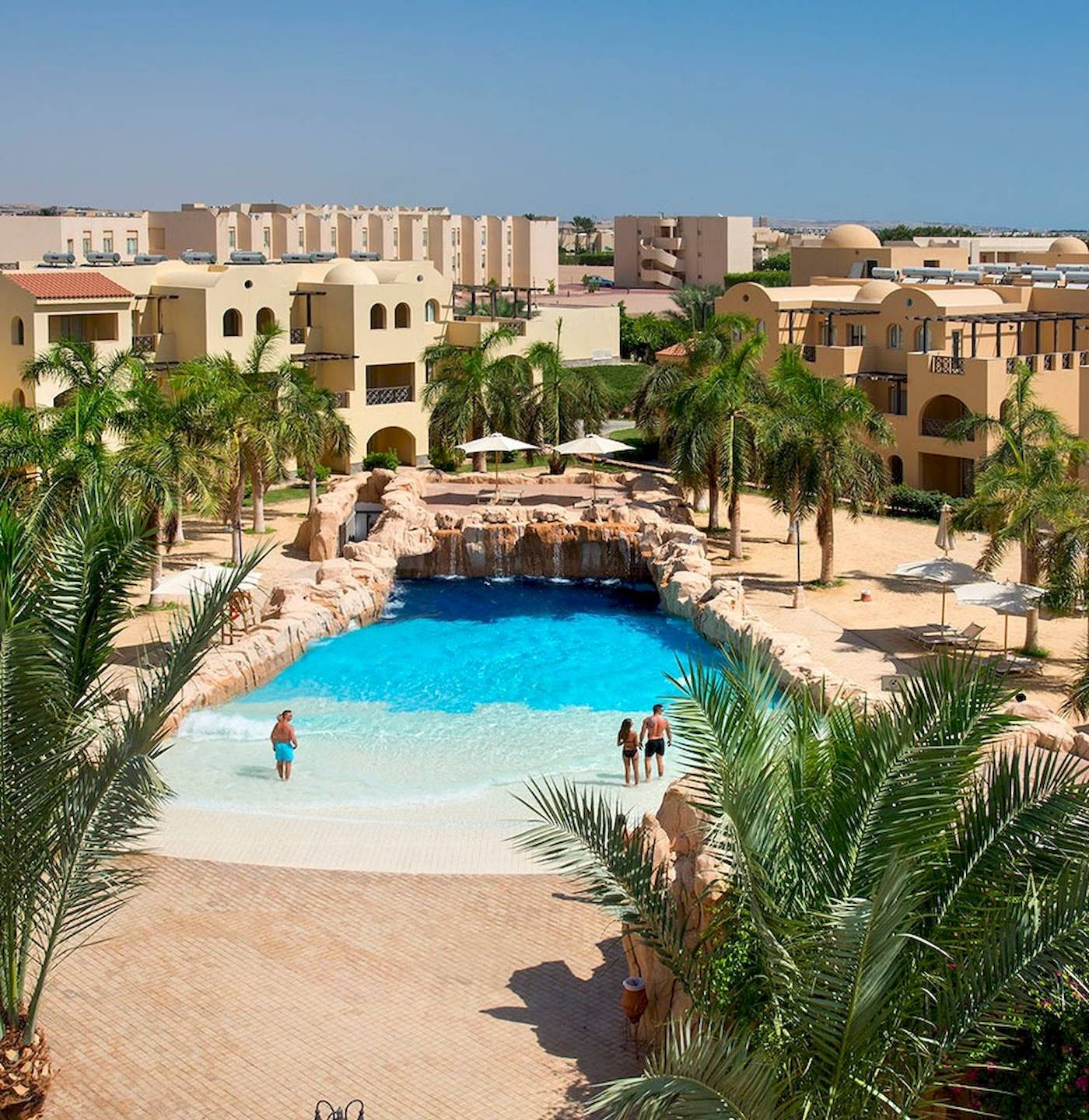 Stella Gardens Resort & Spa Makadi Bay mit großem Pool und Sonnenschirmen