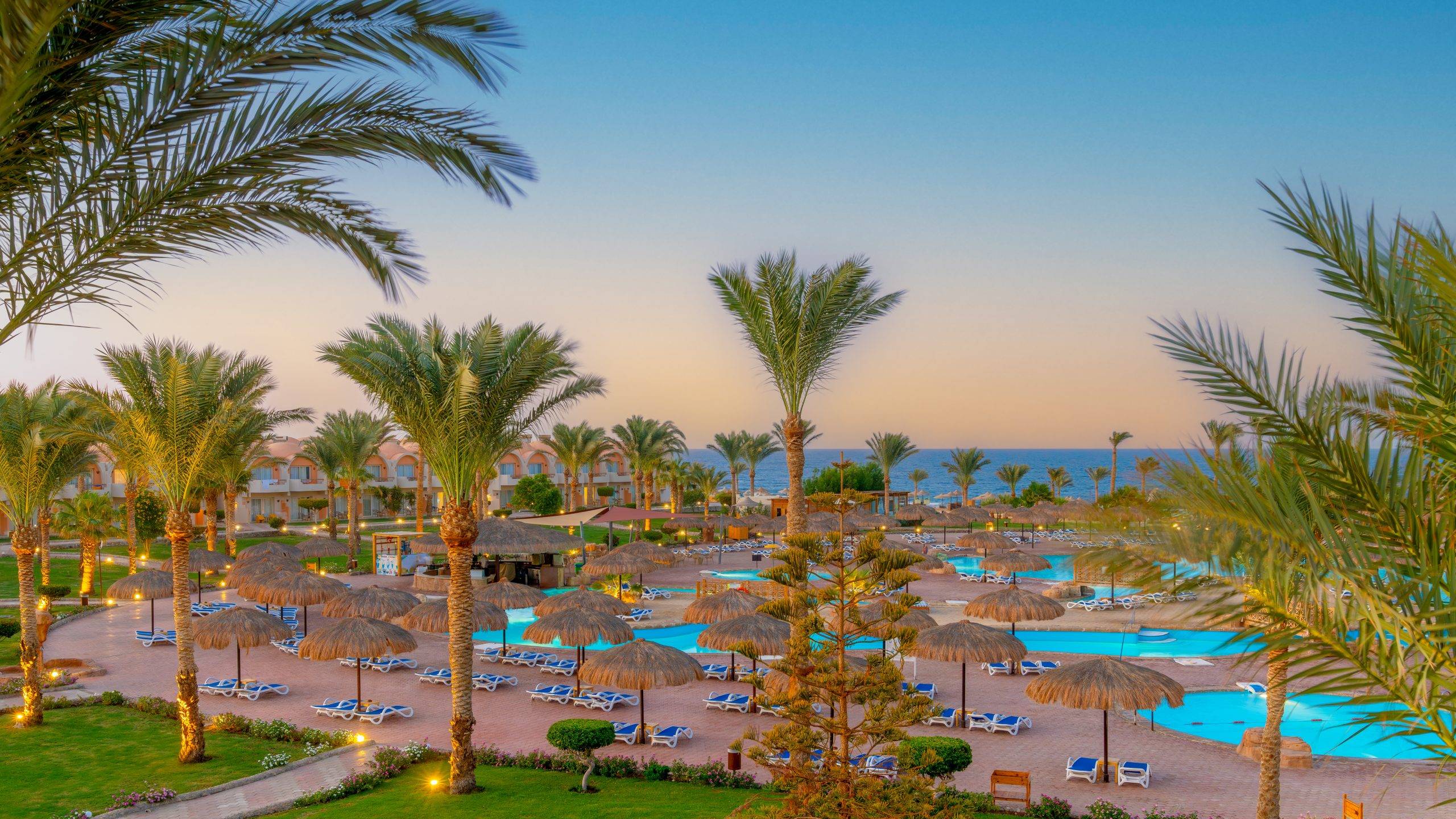 Luftaufnahme des Three Corners Sea Beach Resorts mit Pools, Sonnenliegen und Palmen am Meer