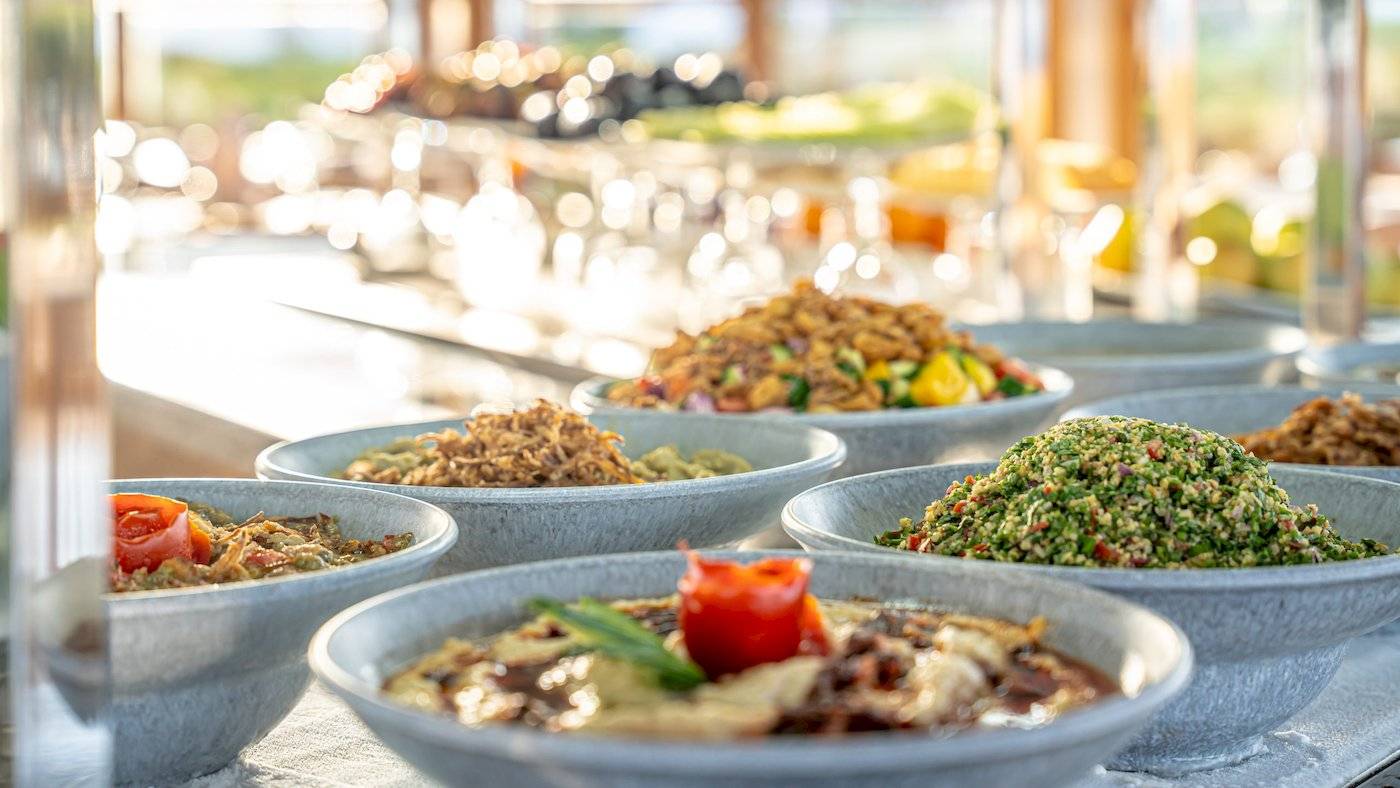 Buffet mit verschiedenen Gerichten im Three Corners Equinox Beach Resort