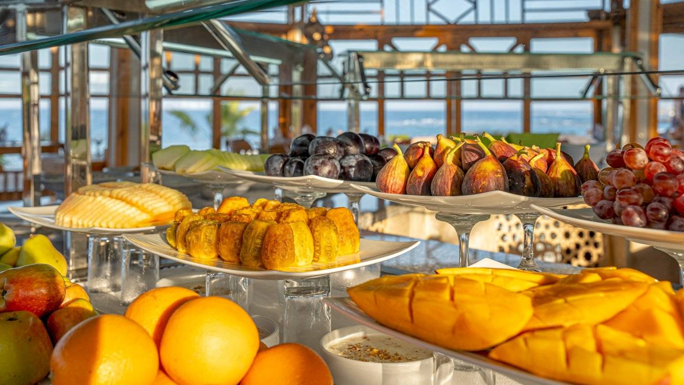 Frühstücksbuffet mit verschiedenen Früchten und Desserts im Three Corners Equinox Beach Resort.