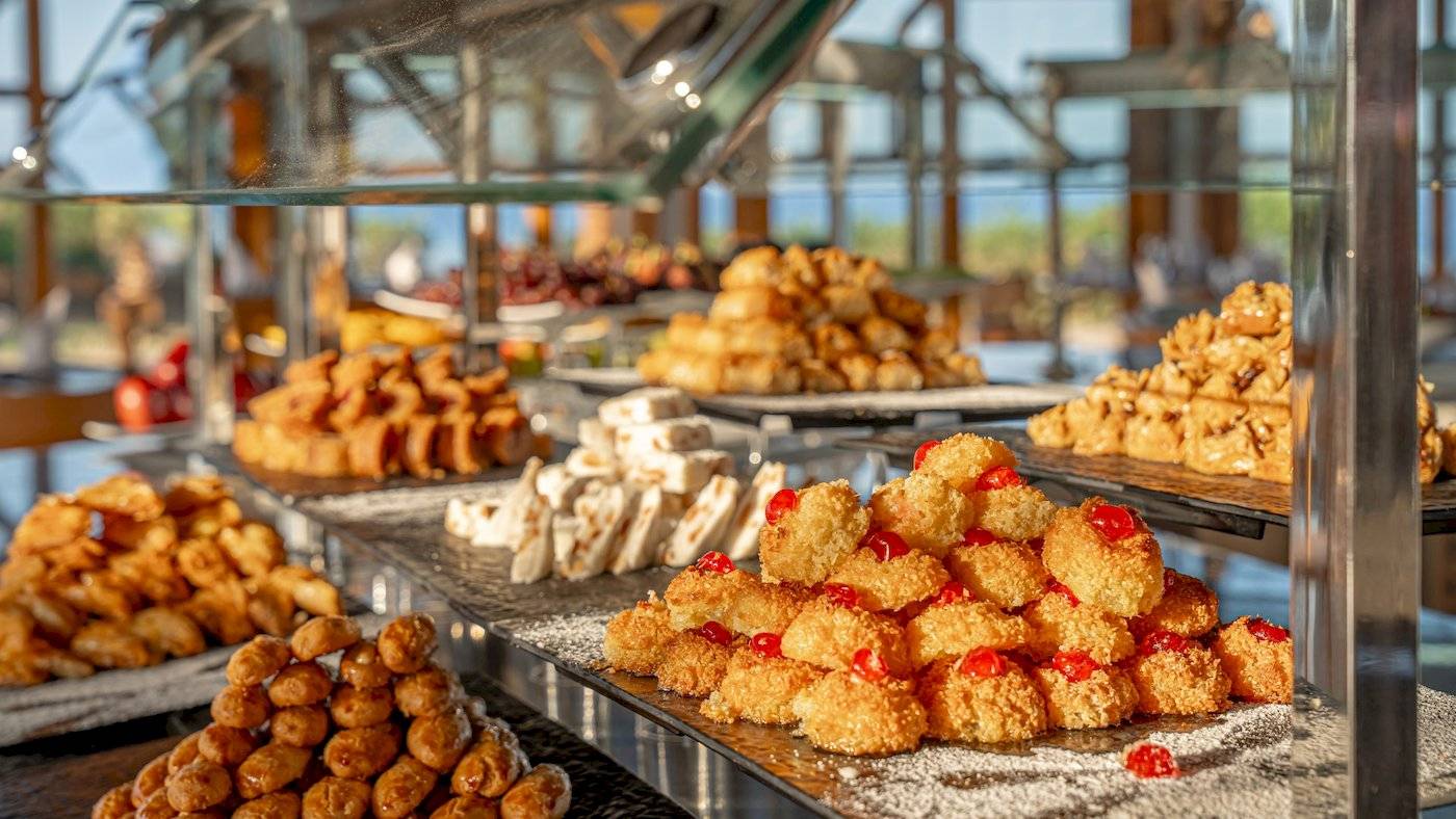 Buffet-Desserts im Three Corners Equinox Beach Resort, darunter Kuchen und Kekse.