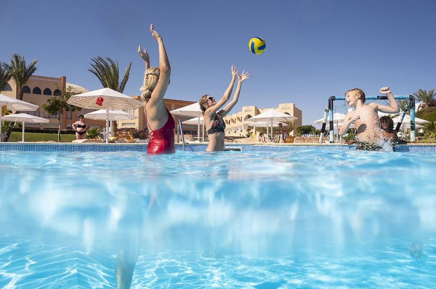 Volleyballspiel im Pool des Three Corners Equinox Beach Resorts