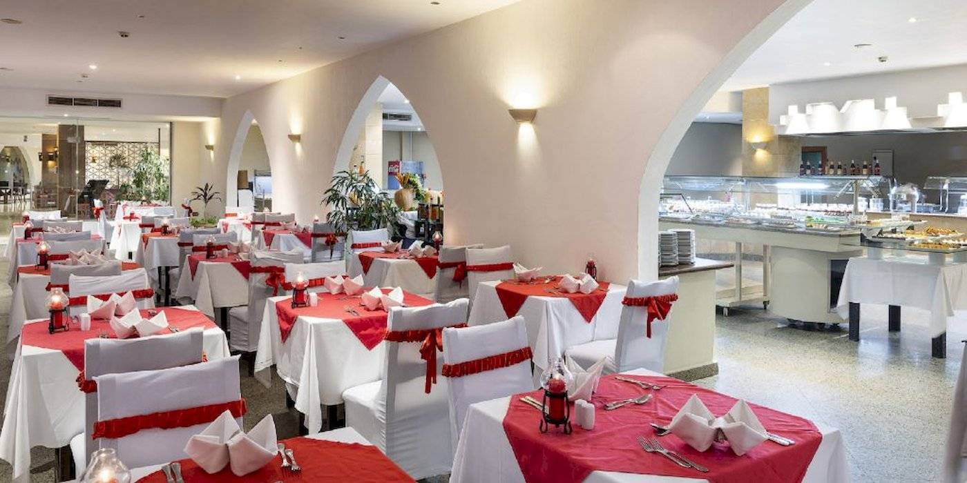 Restaurant des Three Corners Equinox Beach Resorts mit dekorierten Tischen und Buffetbereich