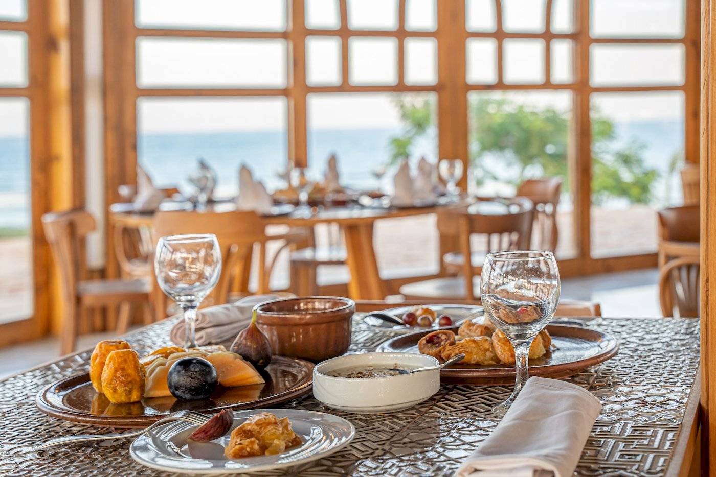 Frühstückstisch im Three Corners Equinox Beach Resort mit Blick auf das Meer