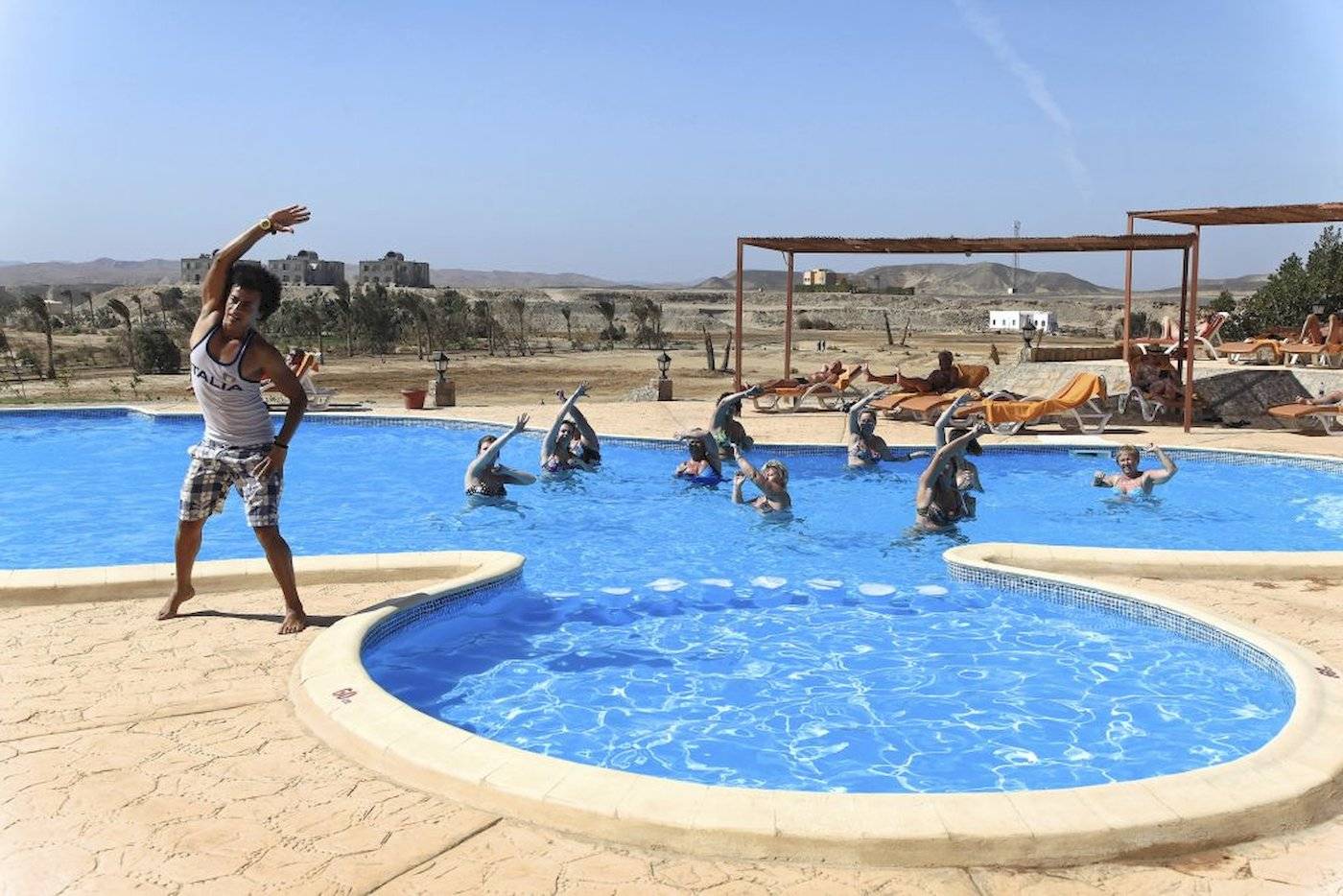 Gruppe von Menschen macht Wassergymnastik im Swimmingpool des Three Corners Equinox Beach Resort