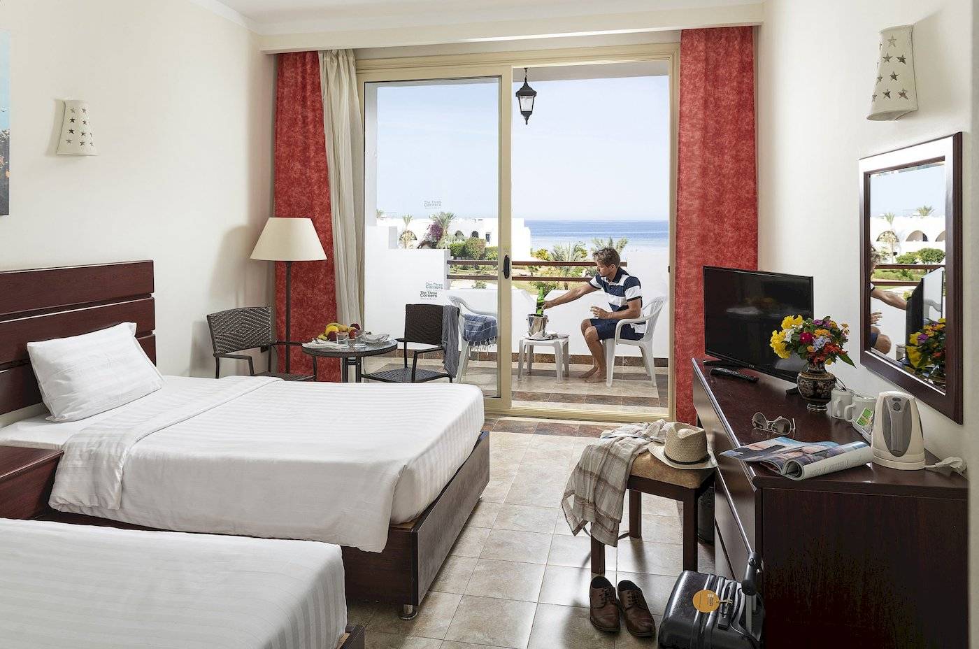 Zimmer im Three Corners Equinox Beach Resort mit Blick auf das Meer.