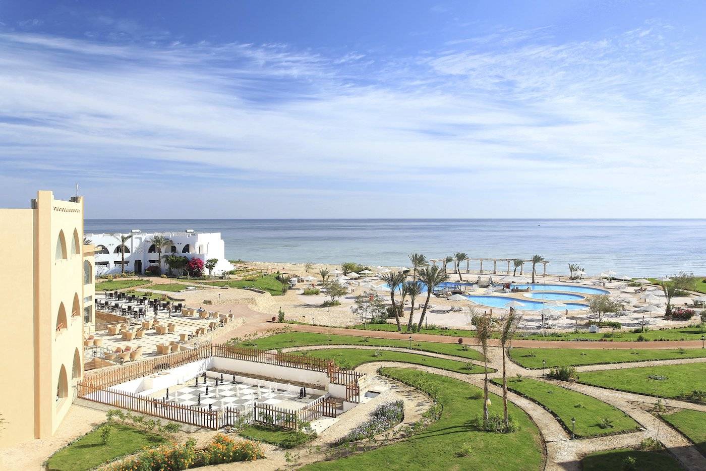 Luftaufnahme des Three Corners Equinox Beach Resorts mit Blick auf den Ozean und den Swimmingpool.