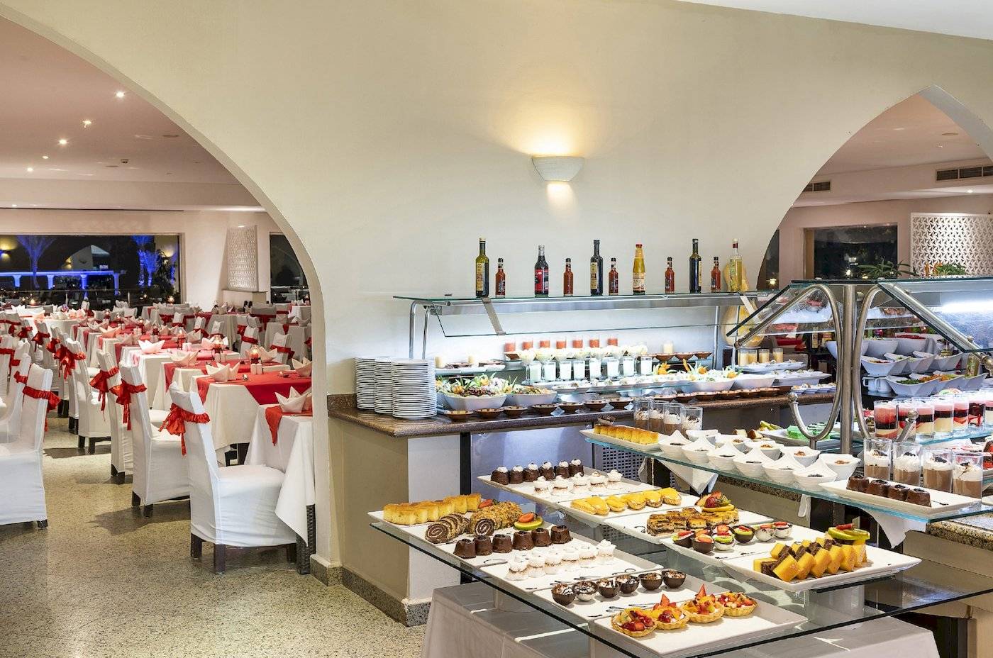 Buffet im Restaurant des Three Corners Equinox Beach Resort mit vielen Desserts und Speisen.