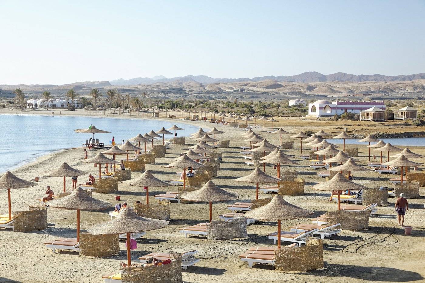 Strand des Three Corners Equinox Beach Resorts mit vielen Sonnenschirmen und Liegen