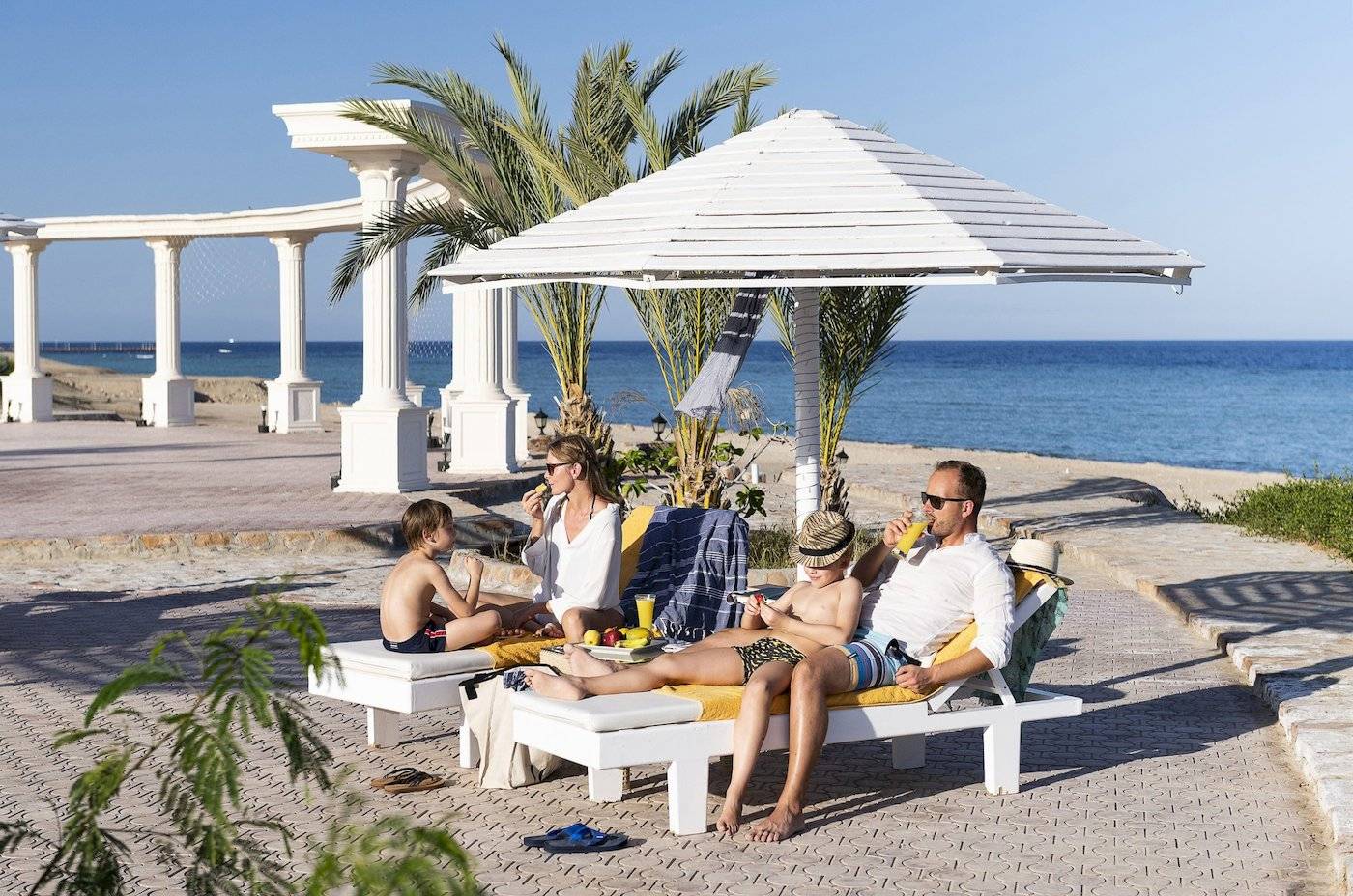 Familie genießt Urlaub im Three Corners Equinox Beach Resort am Strand