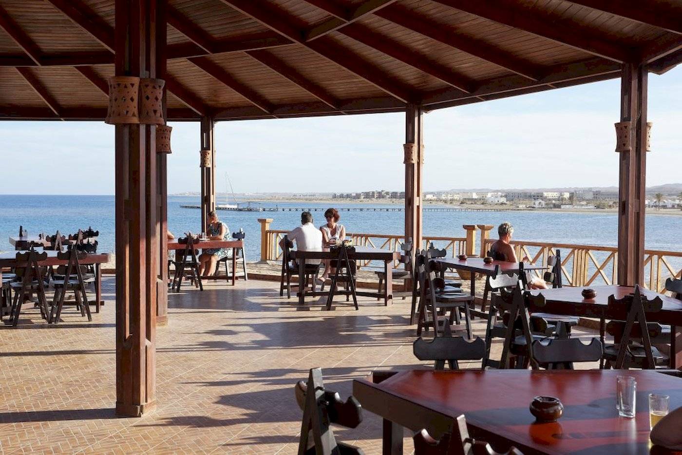 Terrasse des Three Corners Equinox Beach Resorts mit Blick auf das Meer.
