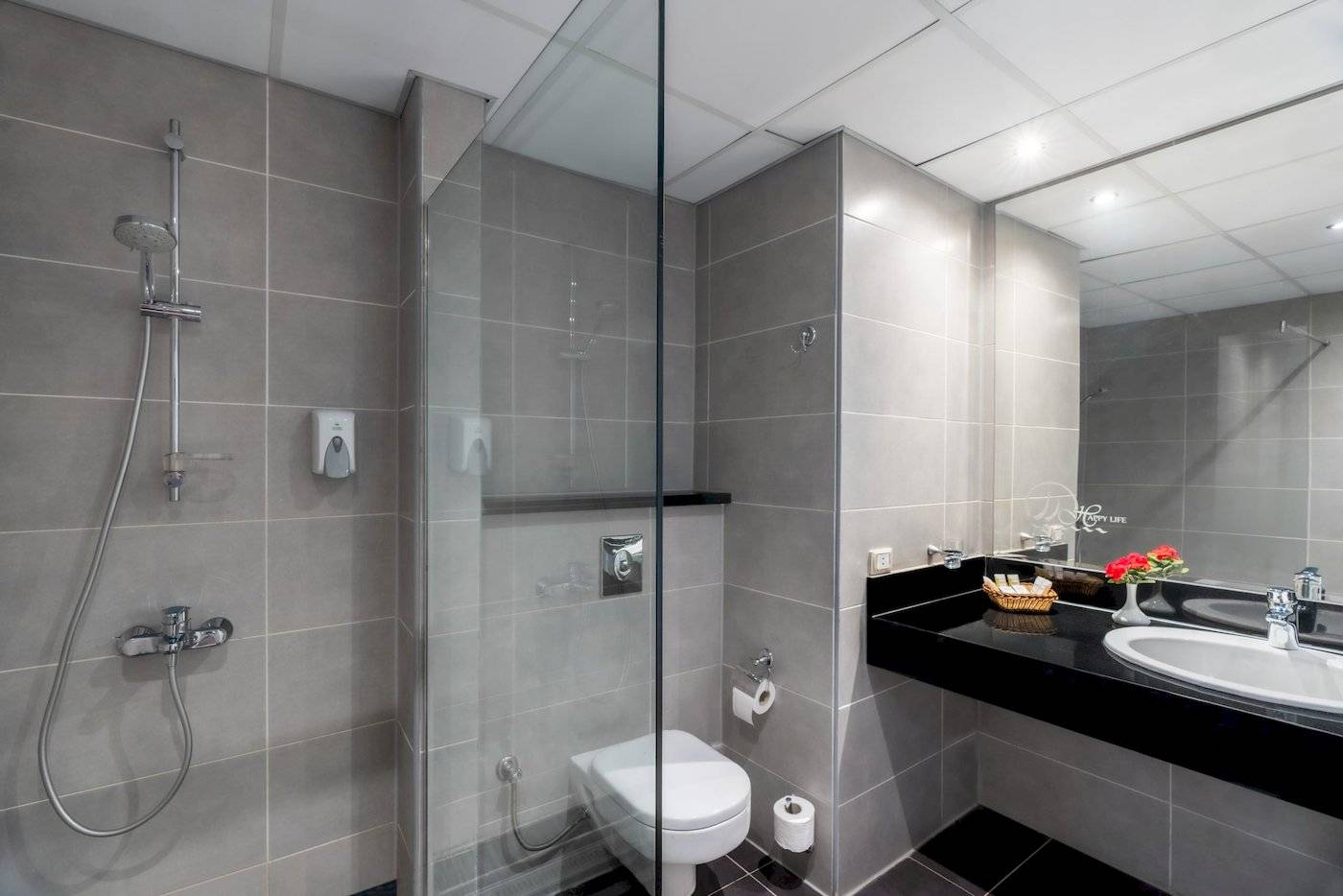 Badezimmer im Three Corners Happy Life Beach Resort.