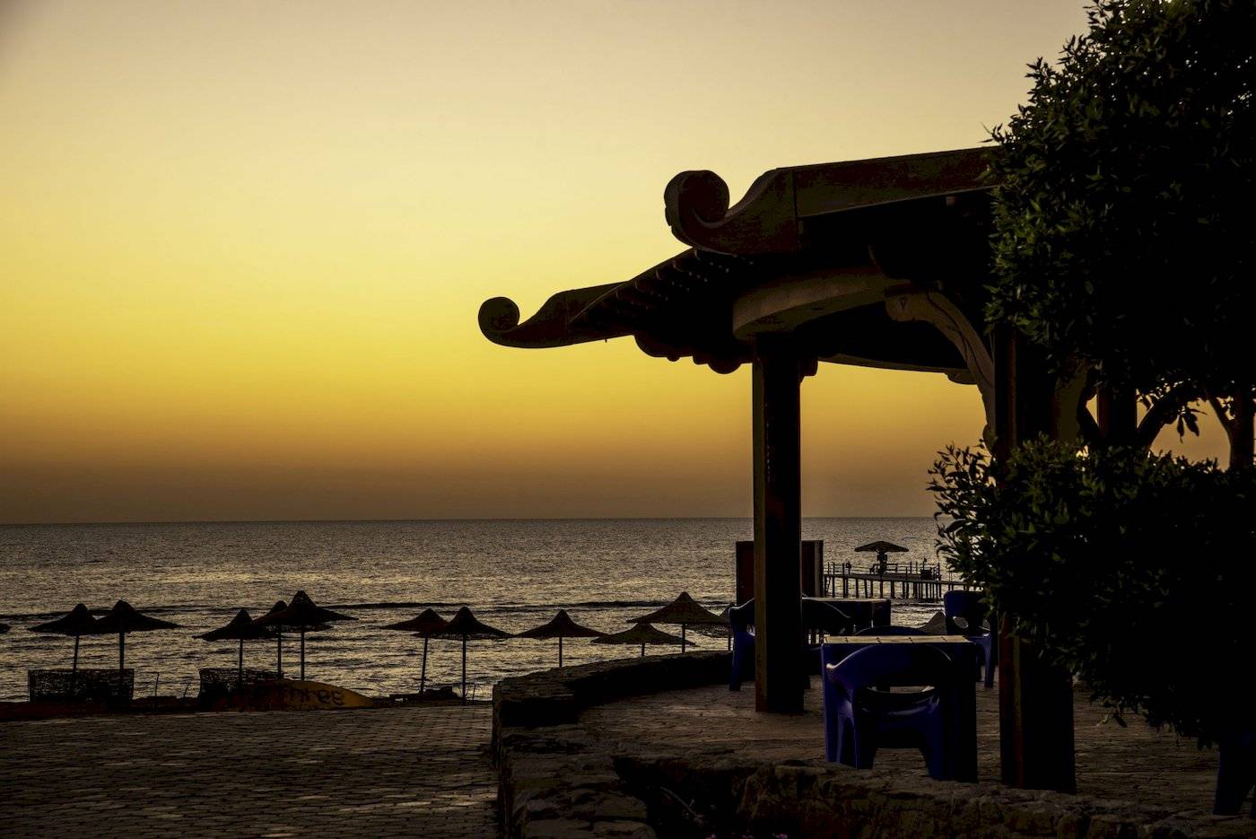 Abendlicher Blick auf das Drei Eck Happy Leben Strand Resort mit Blick auf das Meer und Sonnenuntergang.