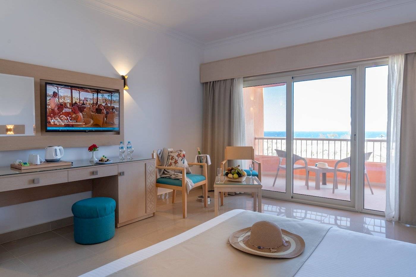 Hotelzimmer mit Meerblick und Balkon im Three Corners Happy Life Beach Resort