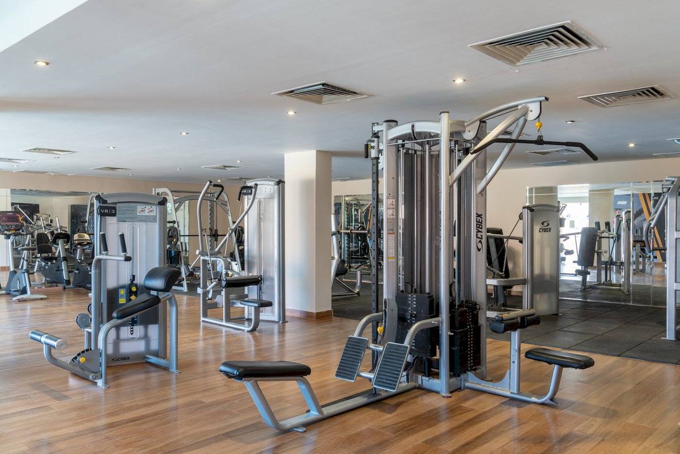 Fitnessstudio im Three Corners Happy Life Beach Resort mit verschiedenen Trainingsgeräten