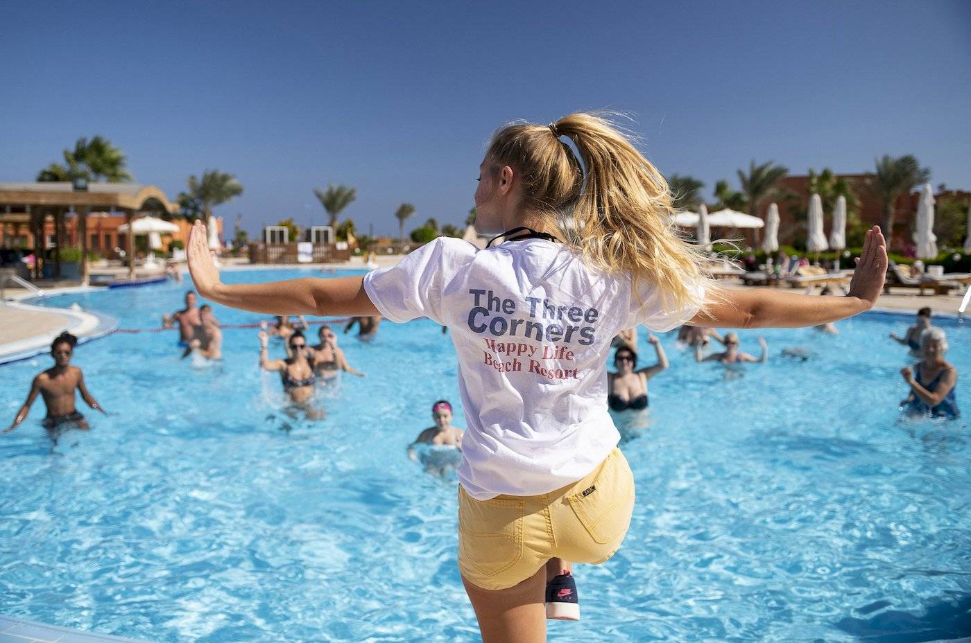 Animationsteam im Pool des Three Corners Happy Life Beach Resorts