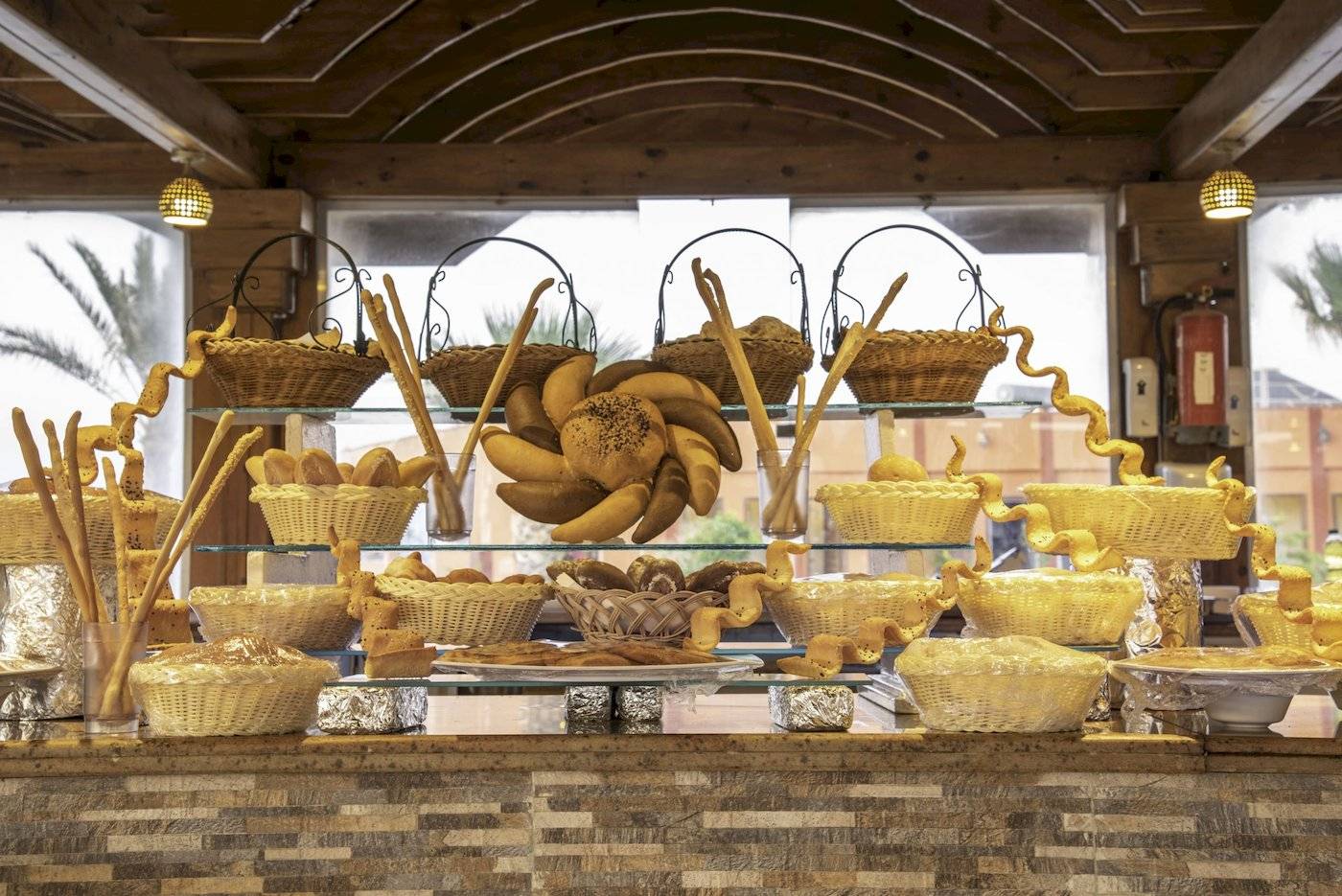 Verschiedene Brote in Körben im Three Corners Happy Life Beach Resort