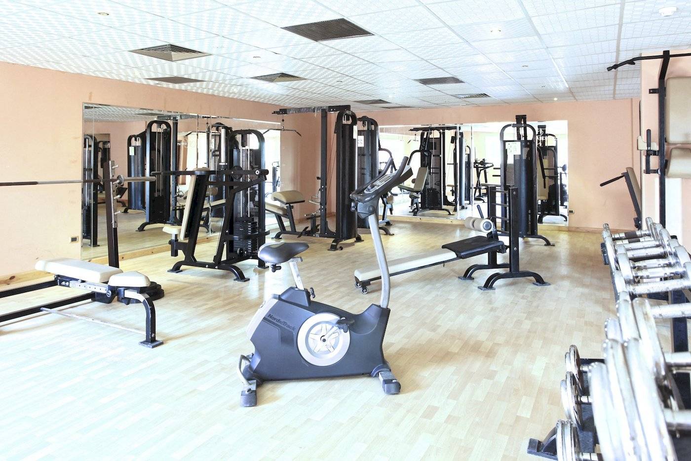Fitness-Center im Three Corners Happy Life Beach Resort mit verschiedenen Trainingsgeräten.