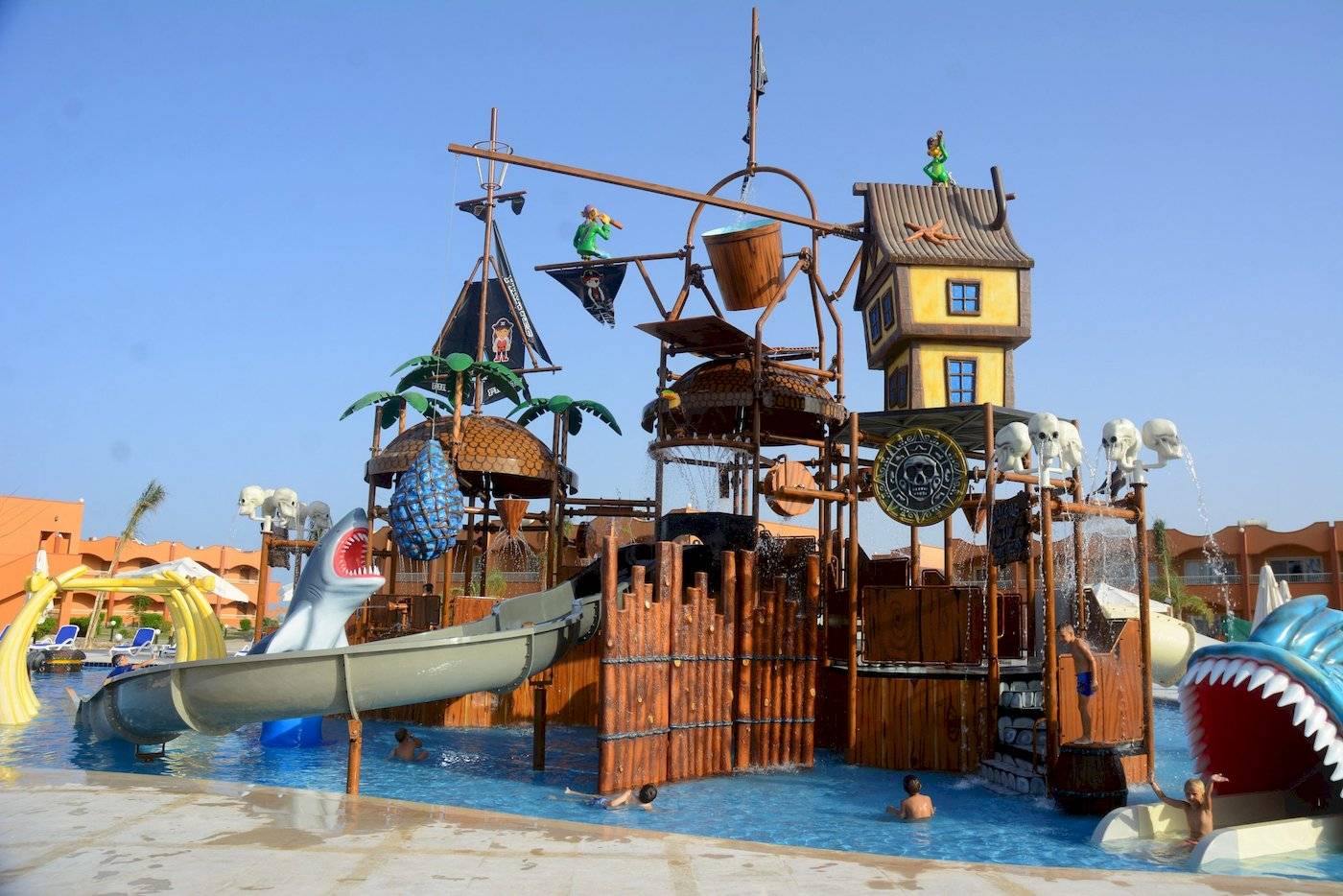 Piraten-Thema Wasserpark im Three Corners Happy Life Beach Resort mit Wasserrutschen und Spielstrukturen.