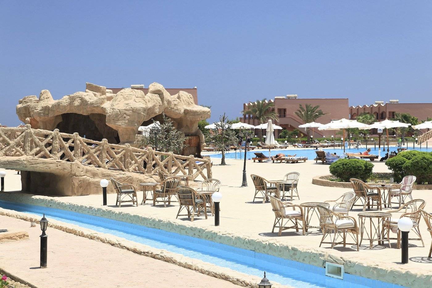 Drei-Ecken-Happy-Life-Strandresort mit Pool und Liegebereichen.