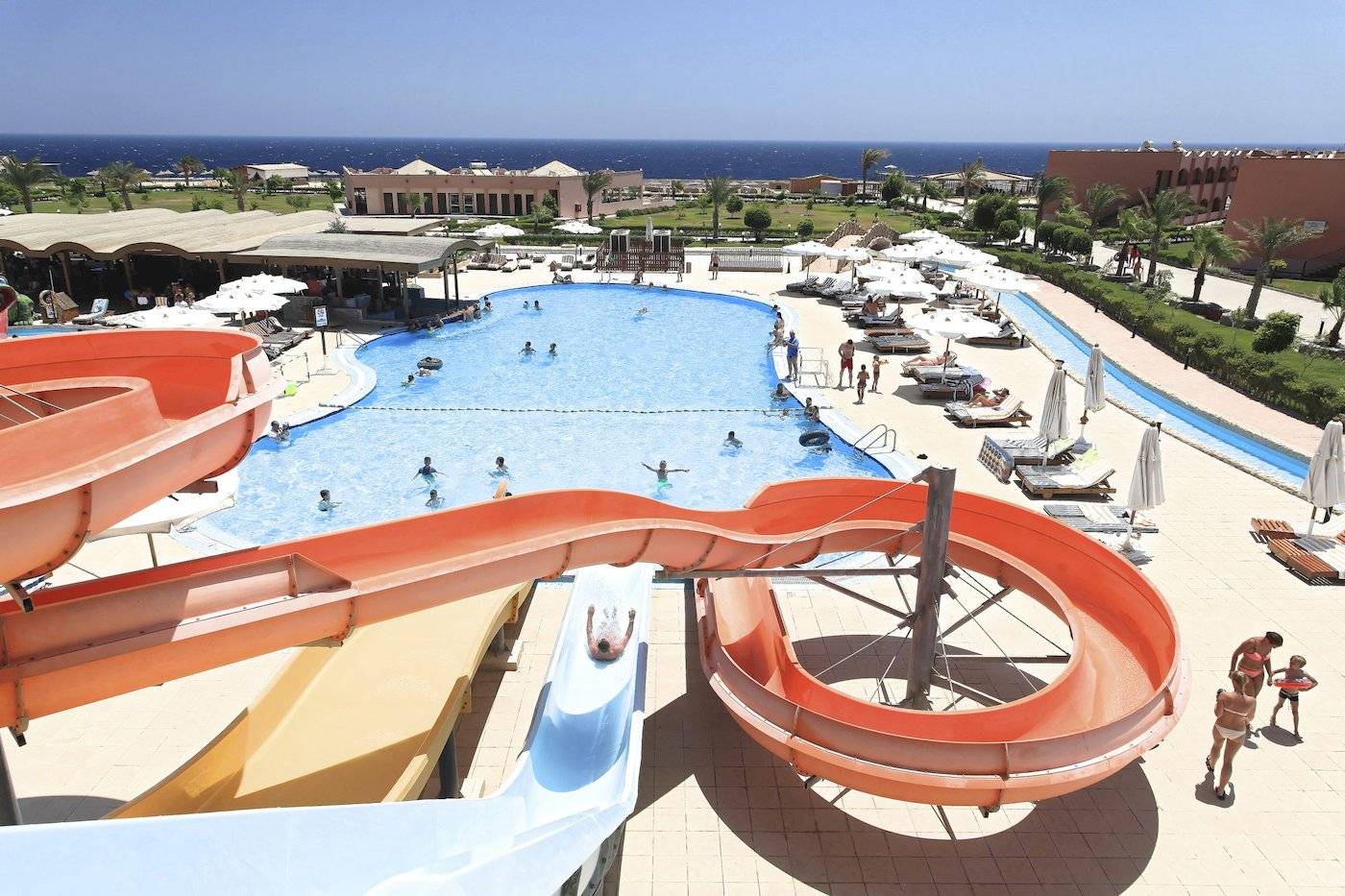 Das Three Corners Happy Life Beach Resort mit mehreren Wasserrutschen und einem großen Schwimmbad.