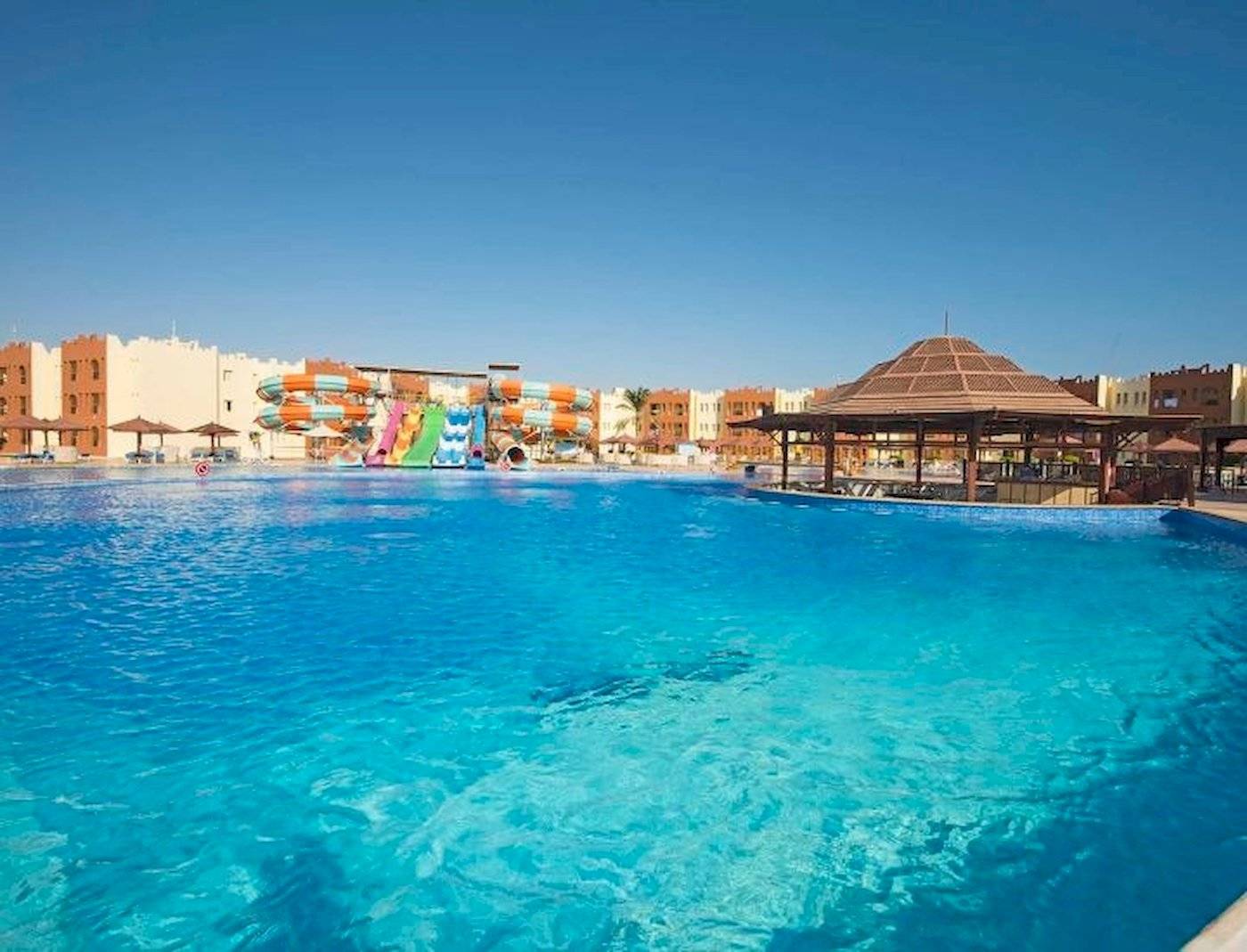 Außenpool mit Wasserrutschen im Sunrise Royal Makadi Resort