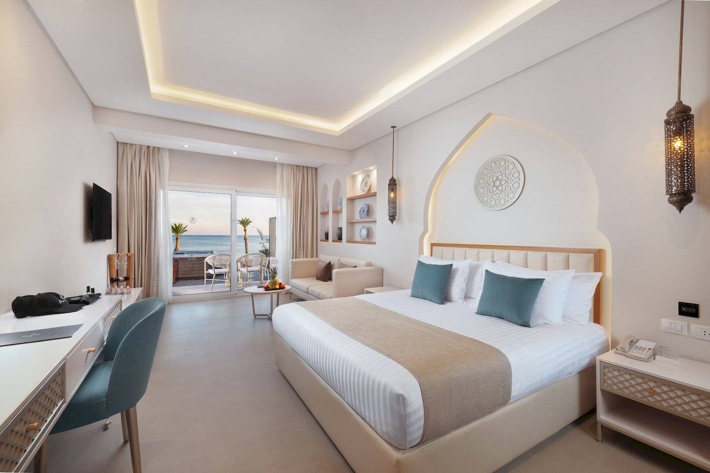 Innenansicht eines Schlafzimmers im Sunrise Royal Makadi Resort mit Blick auf das Meer.