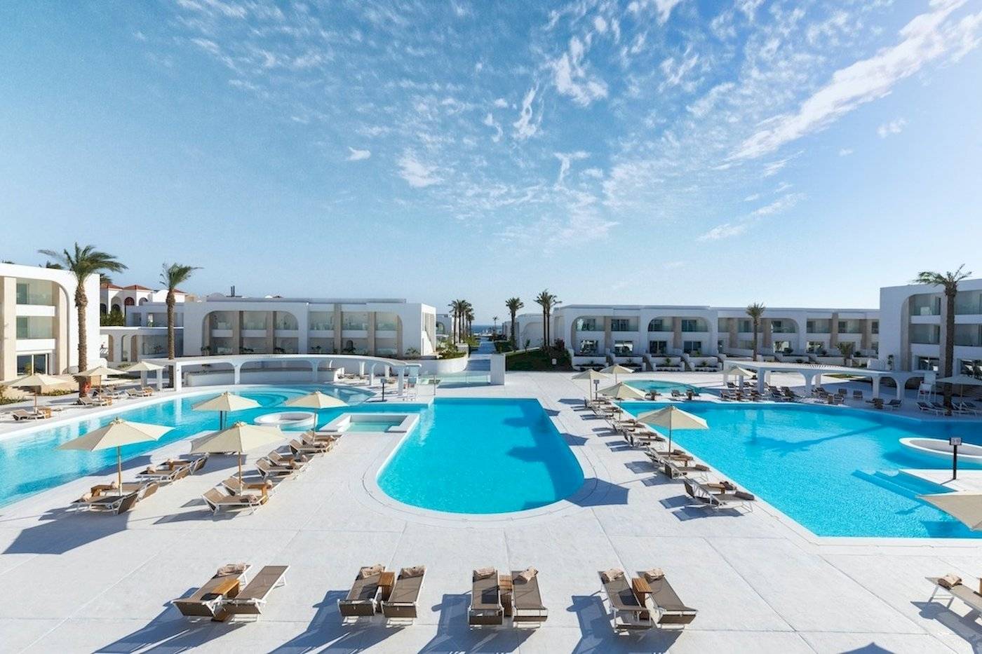 Pool-Bereich im Sunrise Royal Makadi Resort mit Lounge-Liegen und Sonnenschirmen.