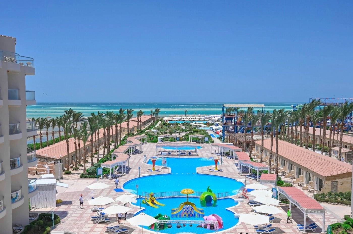 Luftaufnahme des Sunrise Royal Makadi Resorts mit Swimmingpools und Hotelanlagen.