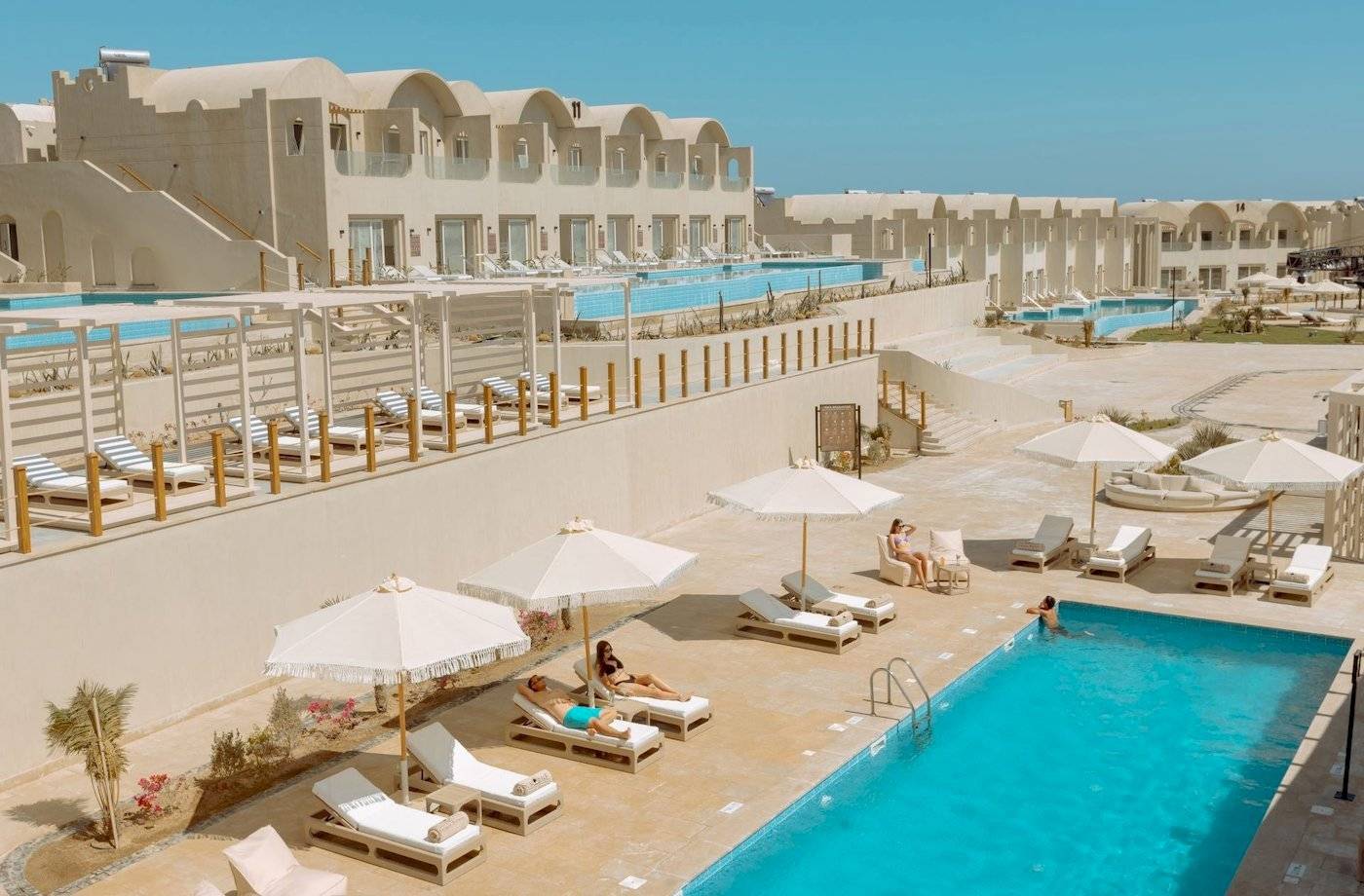 Überblick über das SUNRISE Royal Makadi Resort mit mehreren Pools und Loungebereichen.