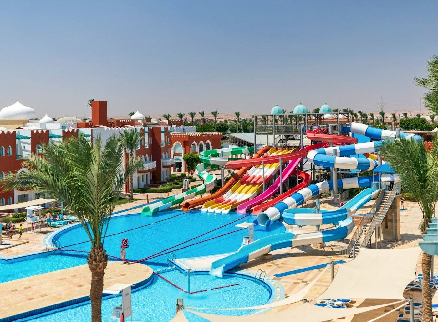 Wasserrutschen und Swimmingpool im Sunrise Royal Makadi Resort.