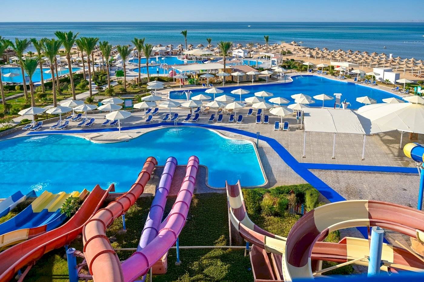 Luftaufnahme des Swimmingpools und der Wasserrutschen im Sunrise Royal Makadi Resort.