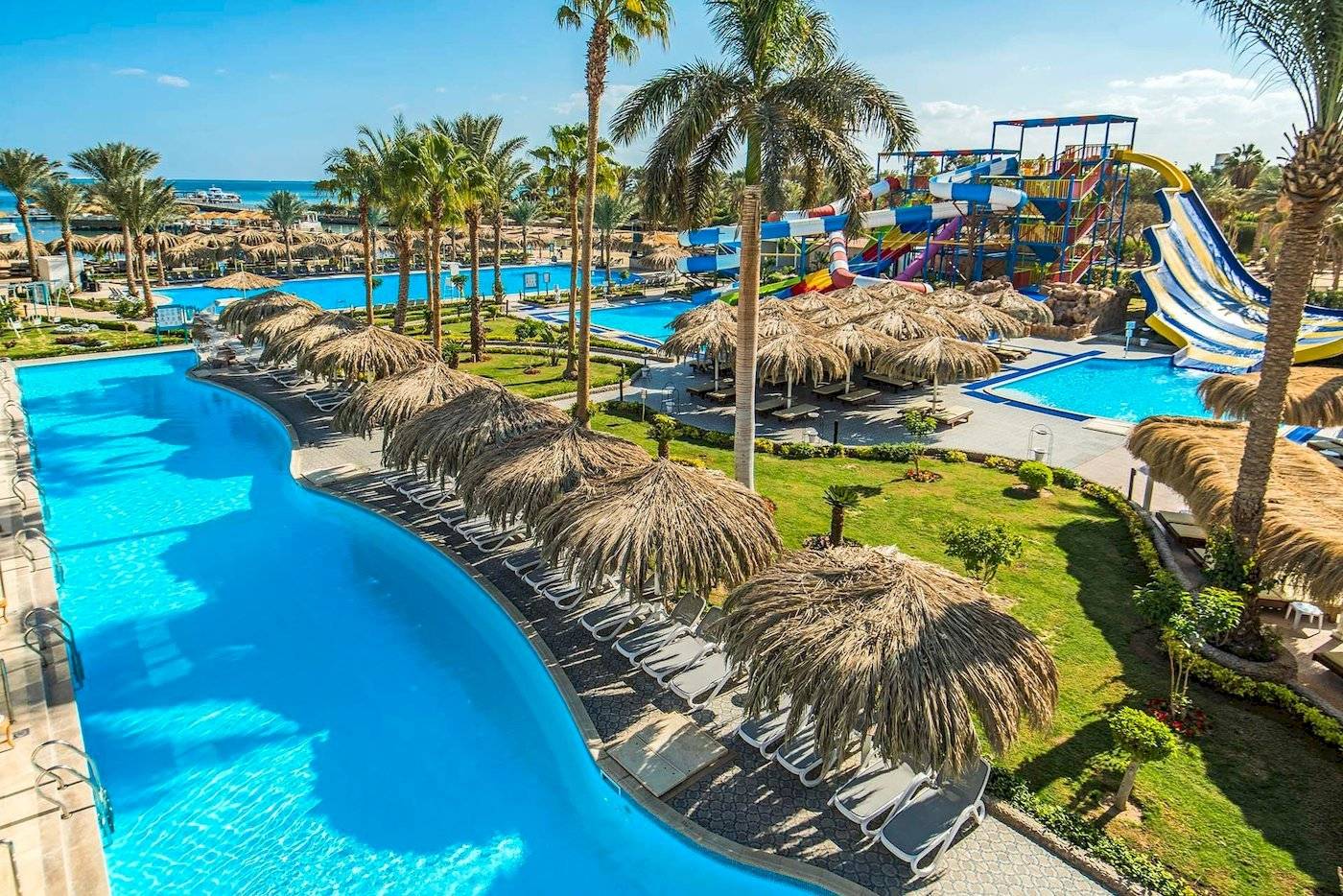 Luftaufnahme des Pools und Wasserrutschen des Sunrise Royal Makadi Resorts