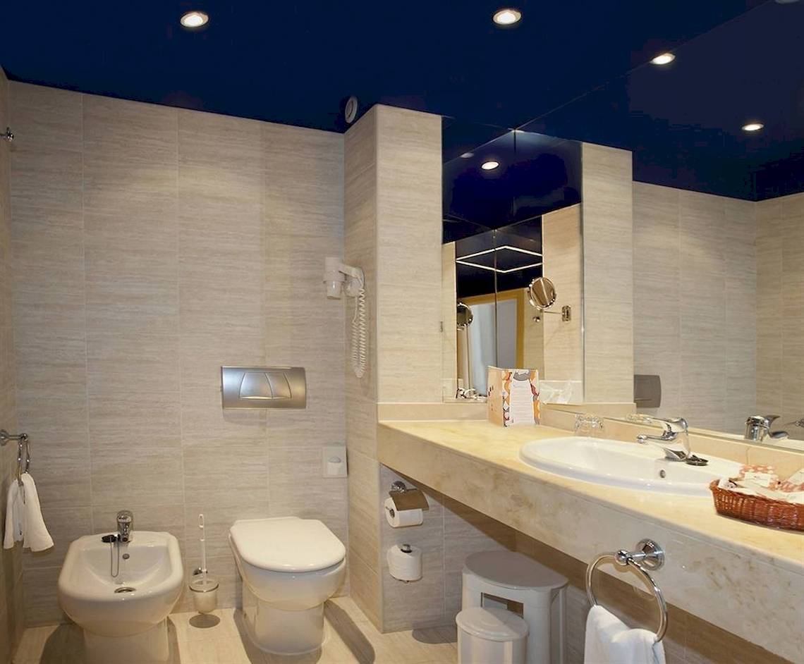 Badezimmer im Costa Calero Thalasso & Spa Hotel mit Bidet, Toilette und Waschbecken.
