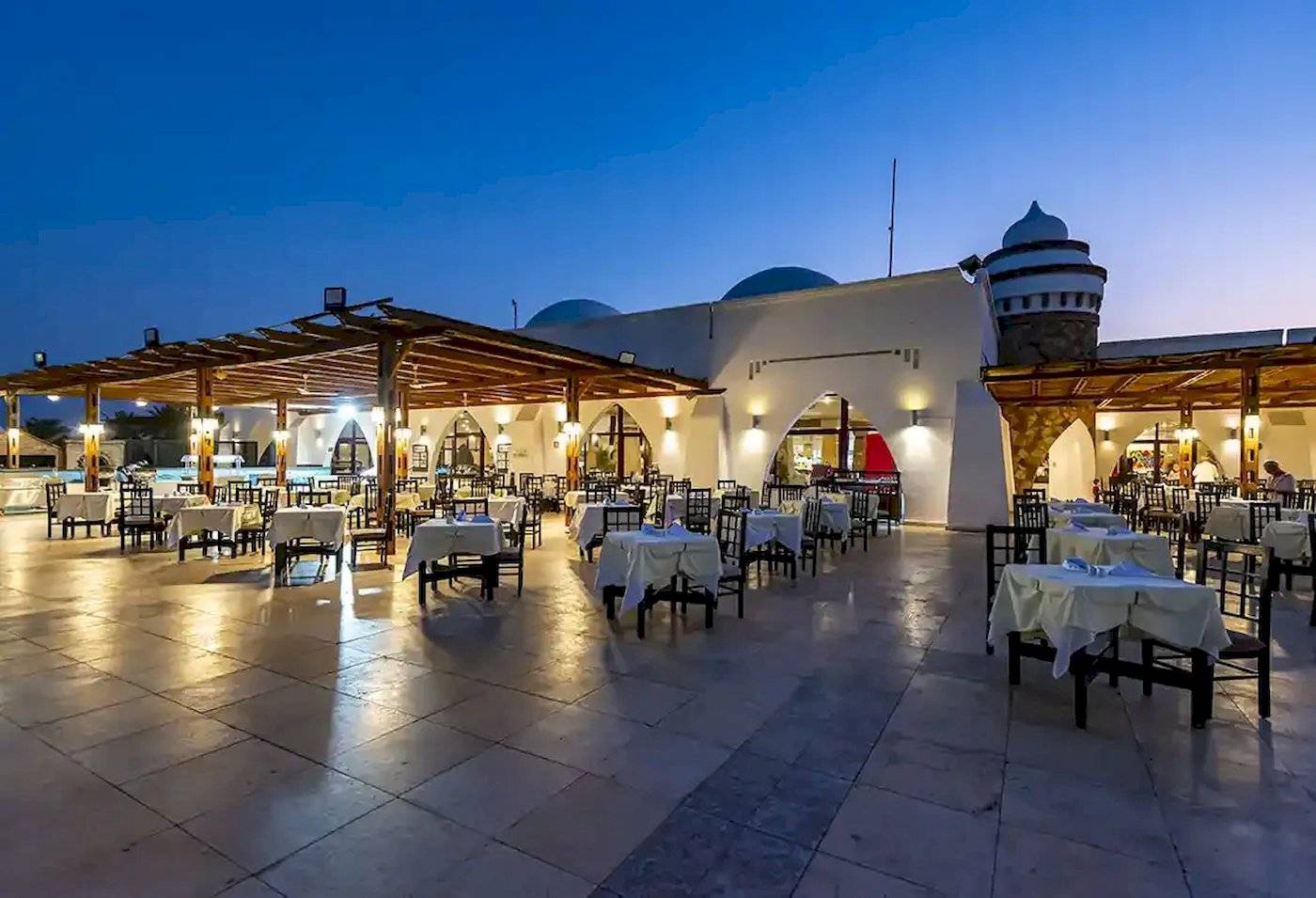Alfresco-Essbereich des Gorgonia Beach Resorts bei Nacht