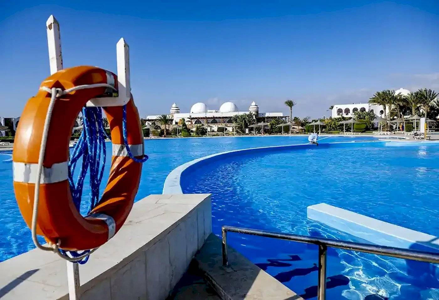 Außenpool des Gorgonia Beach Resort mit Rettungsring am Rand