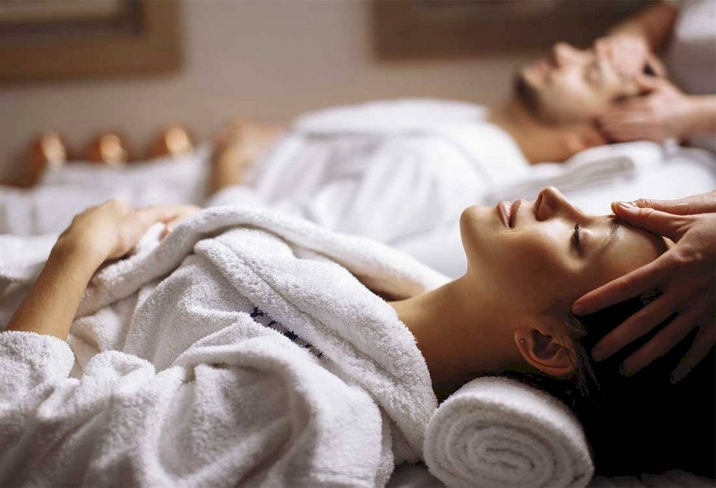 Eine Frau im Gorgonia Beach Resort genießt eine Massage.