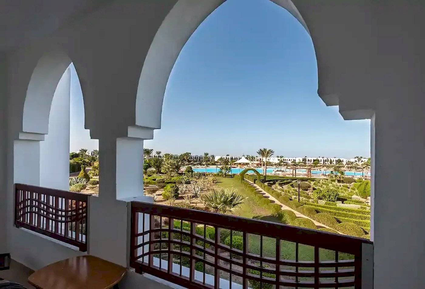 Blick vom Balkon des Gorgonia Beach Resort auf die Poollandschaft