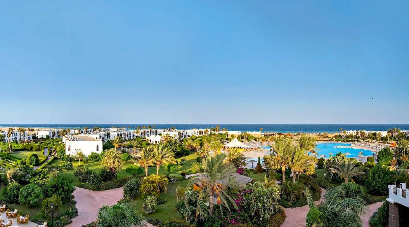 Luftaufnahme des Gorgonia Beach Resorts mit Swimmingpool und Meer im Hintergrund.