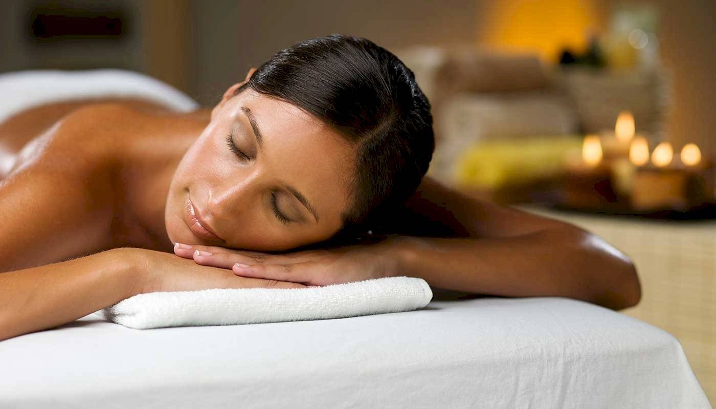 Frau genießt eine Massage im Spa des Brayka Bay Resorts