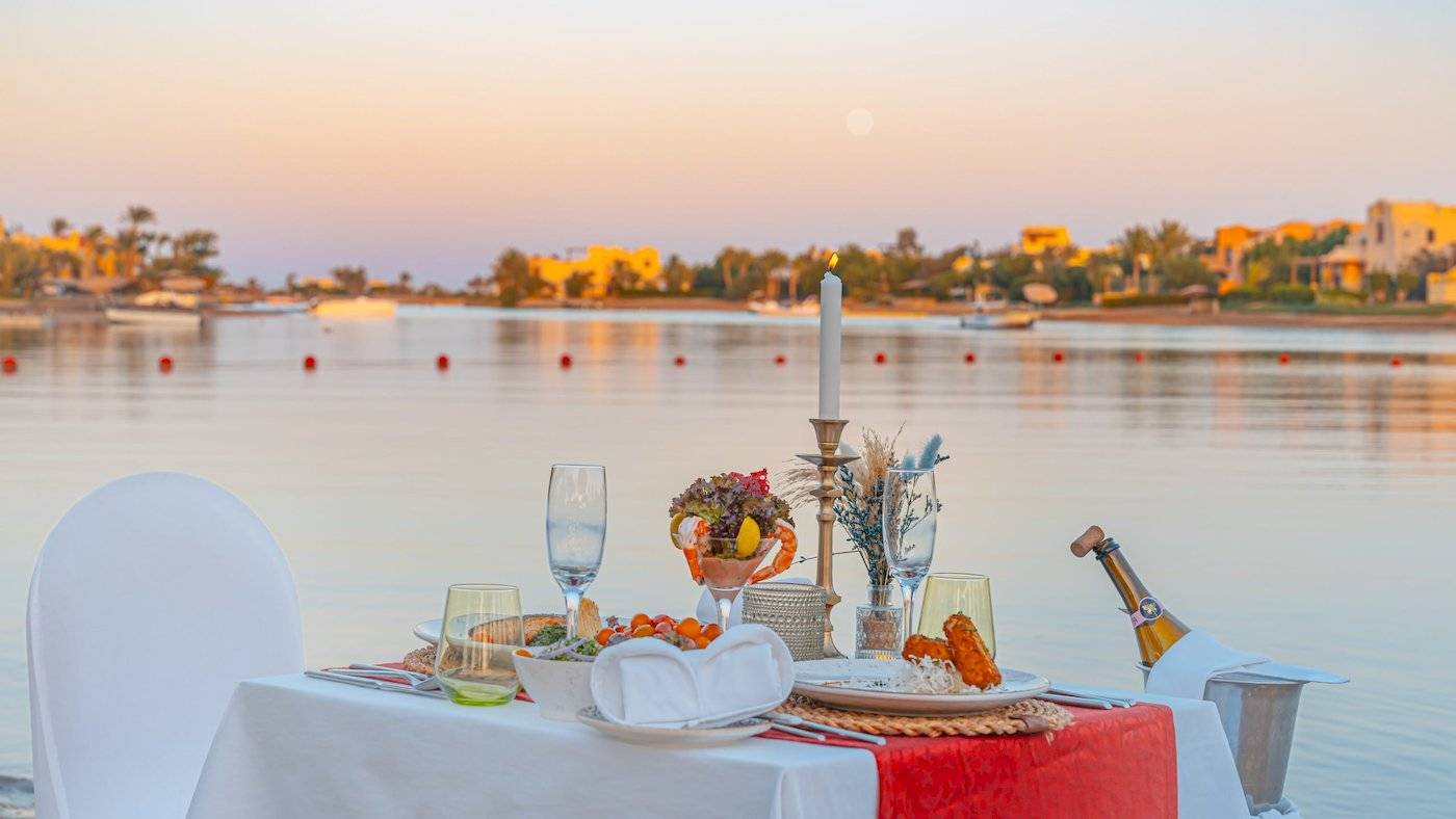 Romantisches Essen am Wasser im Three Corners Rihana Resort mit Blick auf den Horizont