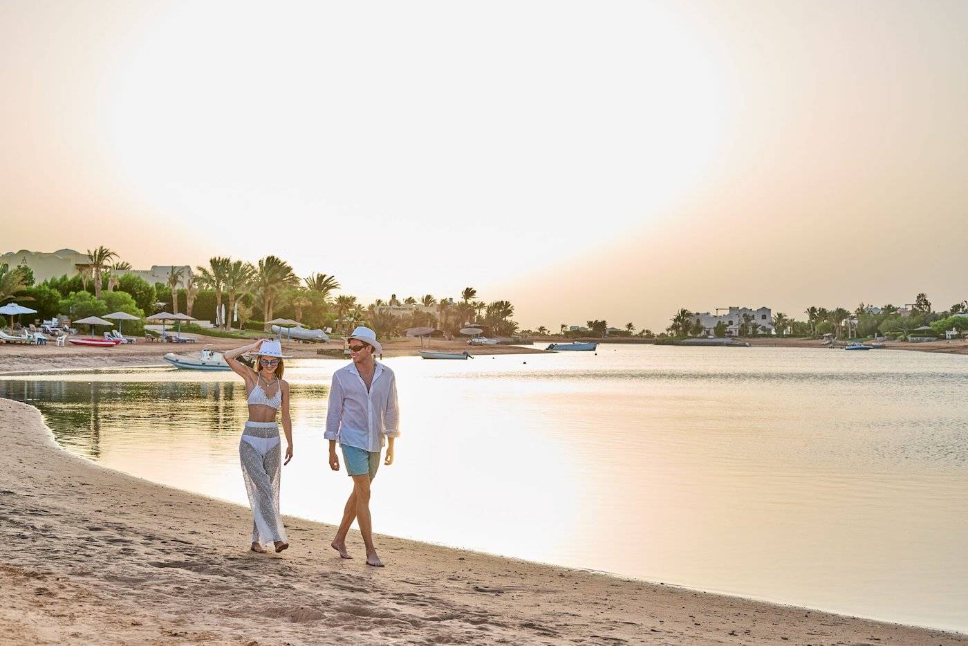 Paar am Strand am Three Corners Rihana Resort