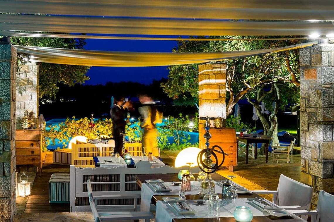 Abendessen unter dem Pergola im Elounda Beach Hotel & Villas bei Nacht.
