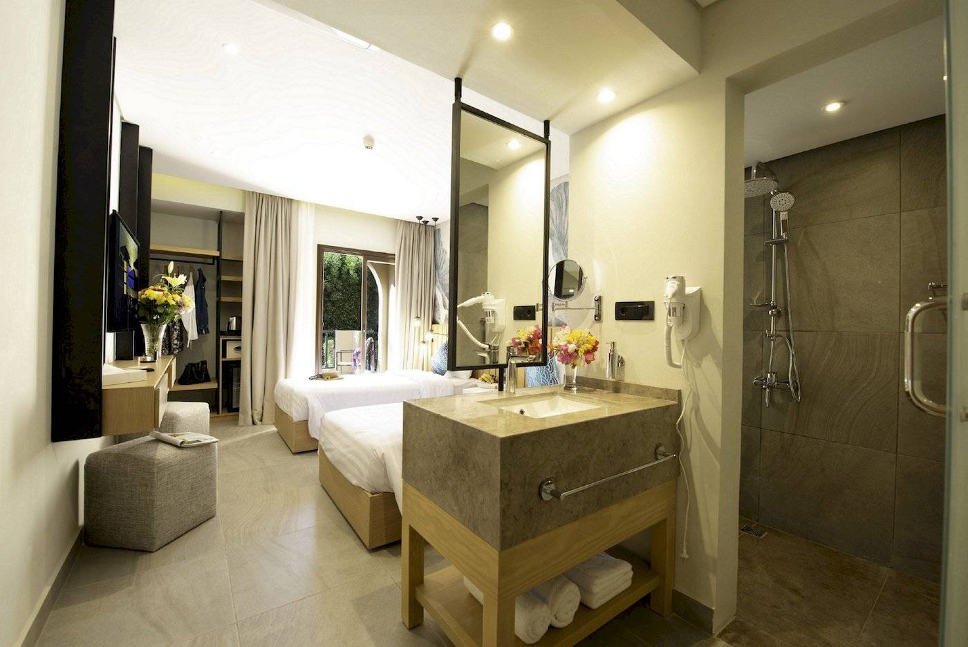 Doppelzimmer im Three Corners Rihana Resort mit zwei Betten, Badezimmer und Dusche