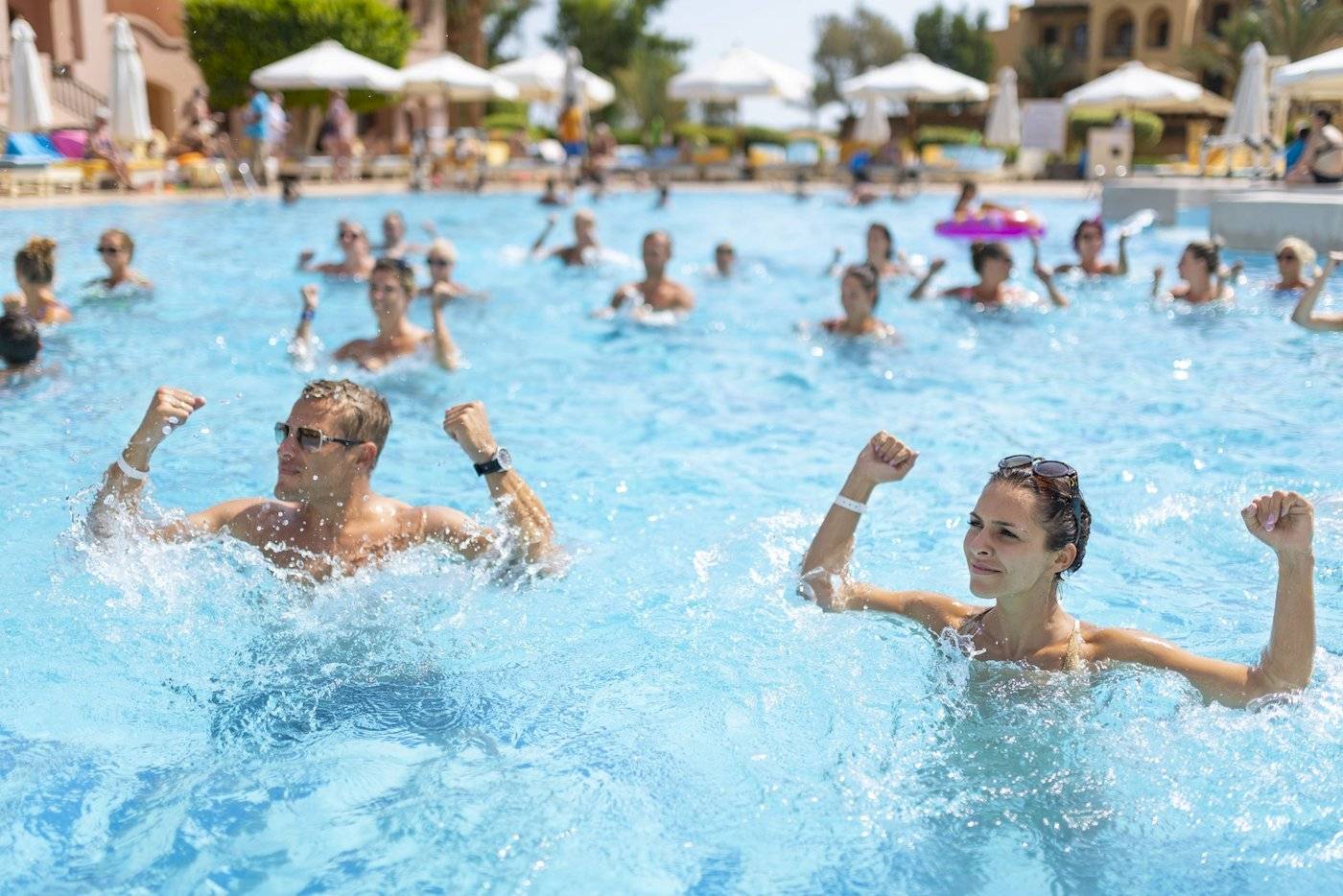 Gruppe von Schwimmern im Pool des Three Corners Rihana Resorts