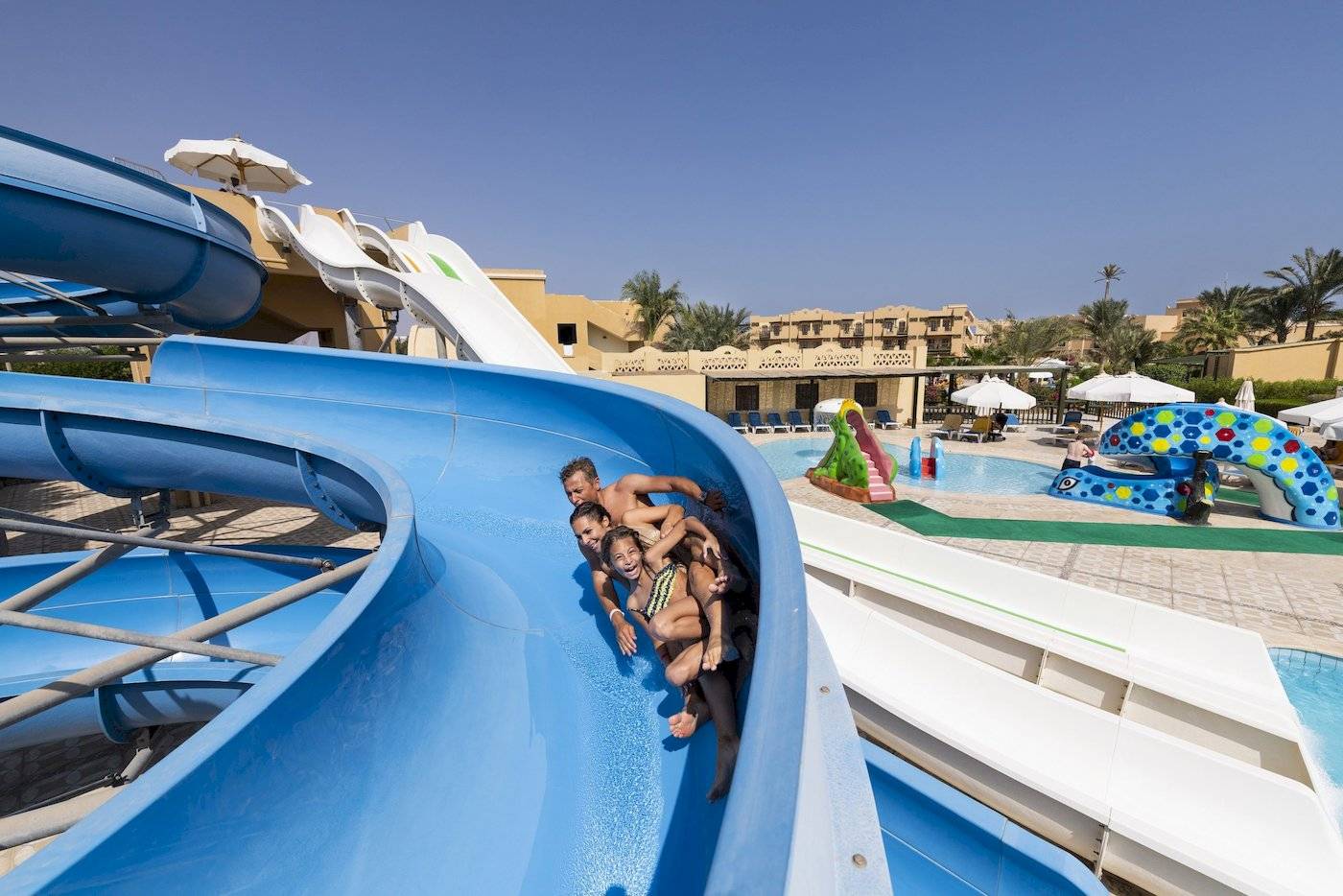Drei Personen rutschen im Aquapark des Three Corners Rihana Resort