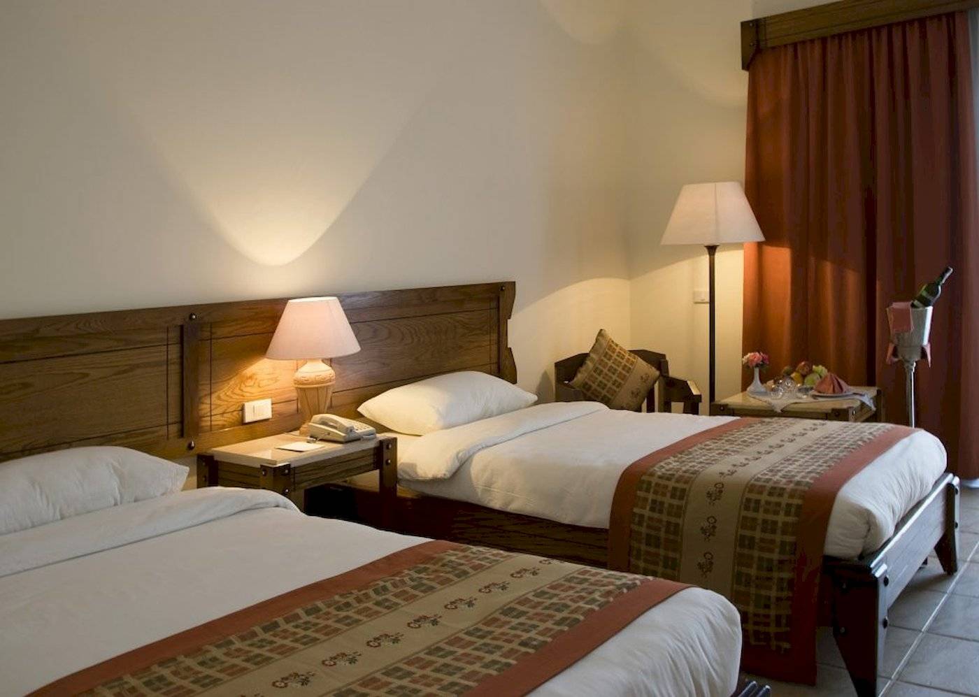Zwei Betten in einem Hotelzimmer des Three Corners Fayrouz Plaza Beach Resort