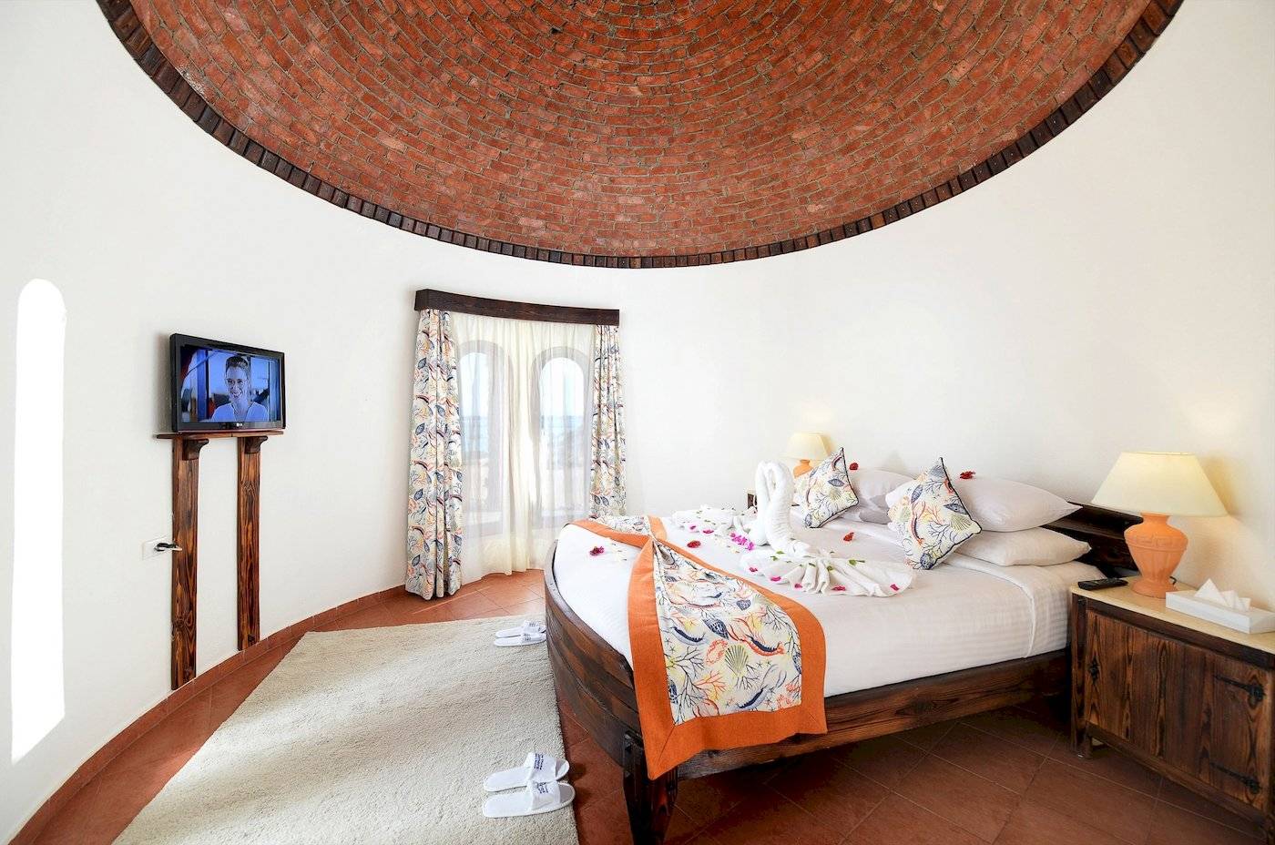 Hotelzimmer im Three Corners Fayrouz Plaza Beach Resort mit Rundbogendecke, Fernseher und Dekor